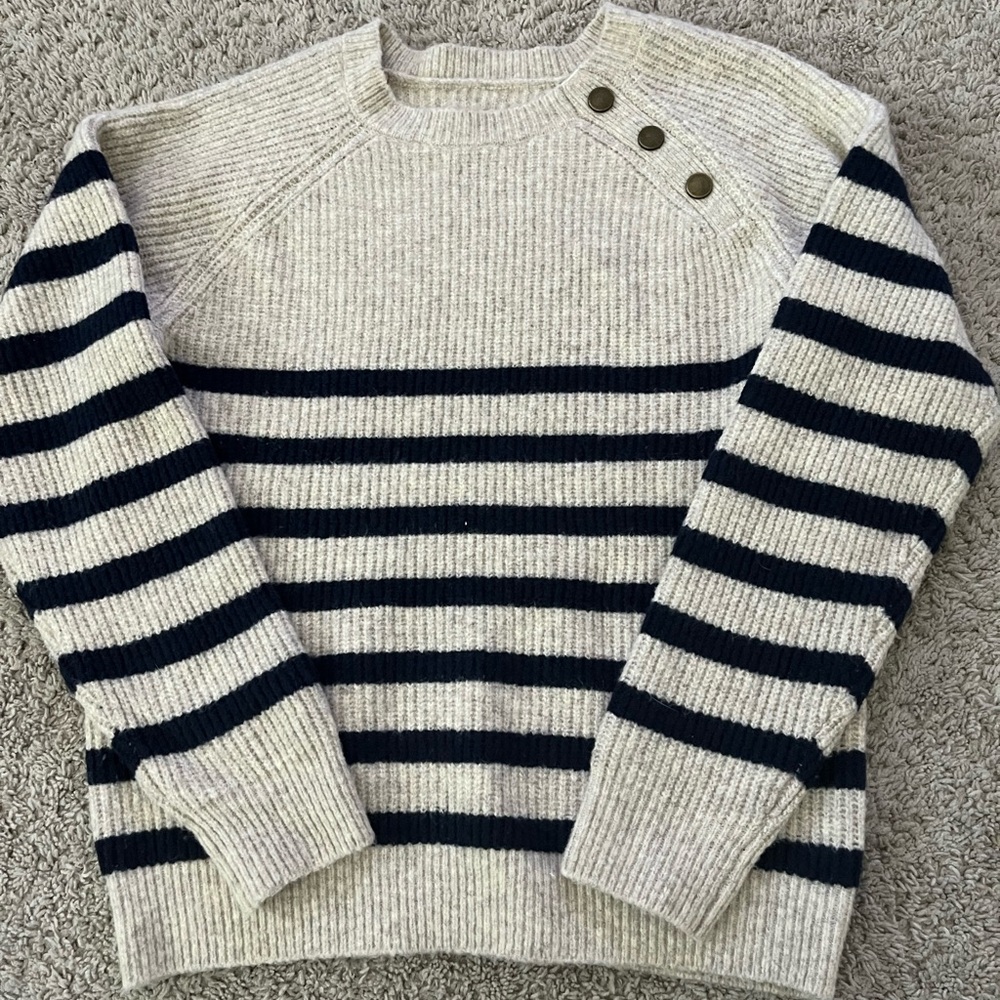 Knox Rose Long sleeve pullover sweater.